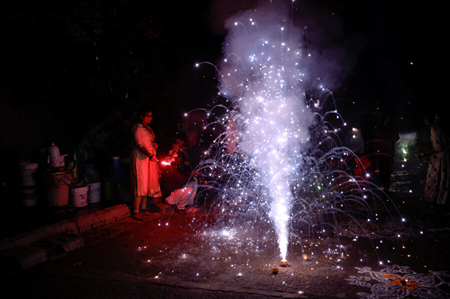 Festival kapsamında kullanılan havai fişekler her yıl Hindistan’da hava kirliliği seviyesini kötüleştirirken, yerel hükümetler Diwali festivali sırasında ve kış aylarında havai fişek kullanımını yasaklama kararı almıştı. Yasağı ihlal edilmesine karşı hapis cezası bulunmasına rağmen çok sayıda Hindu havai fişek gösterisi yapmaya devam ediyor.