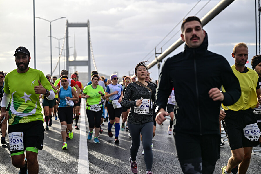46. İstanbul Maratonu'nda koşan insanlar