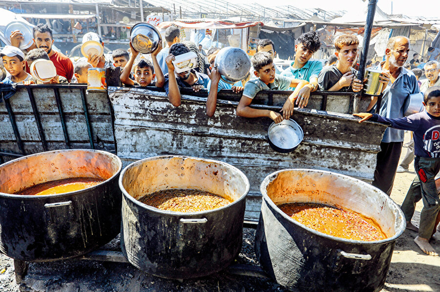 Utanmıyoruz da. Hâlbuki “Elin gâvuru...” deyip tahfif ettiğimiz nice millet, bizi yerlerin dibine sokarcasına yahudiyi tel’in ederken, İsrail’e alenen destek veren firmaları gayet maharetle boykot ederken biz, bizden apardıkları köfteyi allayıp-pullayıp önümüze sürdükleri burgeri de zıkkımlanıyoruz, fil kakasından mamûl mayiyi de kahve niyetine içiyoruz. Hayasızca.