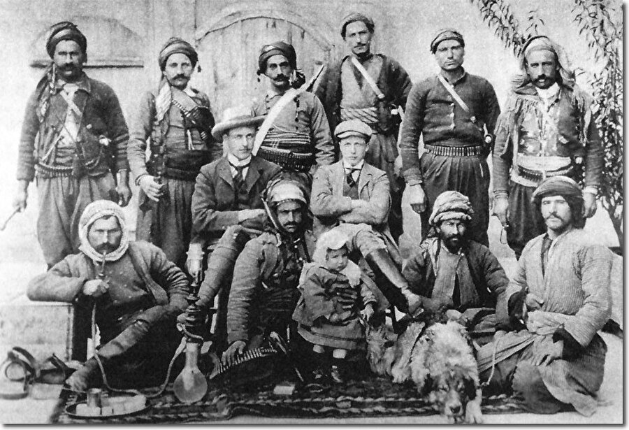Mark Sykes (orta sağda) ilk olarak babasıyla birlikte Ortadoğu'ya gitti, ancak kısa süre sonra bölgeye karşı hayatı boyunca sürekli tekrarlanan bir yakınlık ve ilgi geliştirdi ve bu durum onu, özellikle de Osmanlı'ya karşı savaş patlak verdiğinde, sonunda İngiliz Hükümeti için ideal bir danışman haline getirmişti.
