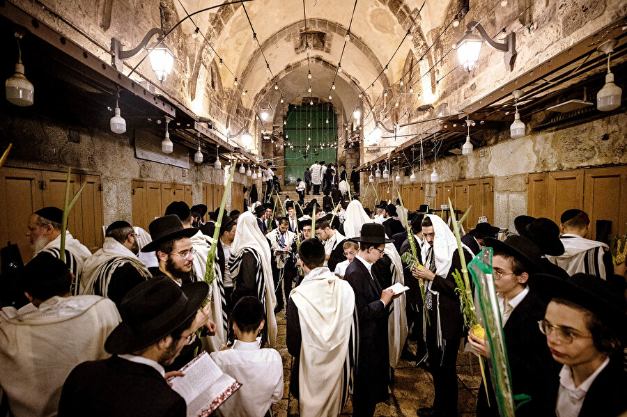 Ağustos ayında hemen her gün işgal polisi eşliğinde Aksâ’ya baskın düzenleyen Yahudi teröristler, 4 Eylül günü Aksâ külliyesinde ilk defa boynuz üfleyip uzun uzun âyin gerçekleştirdiler.