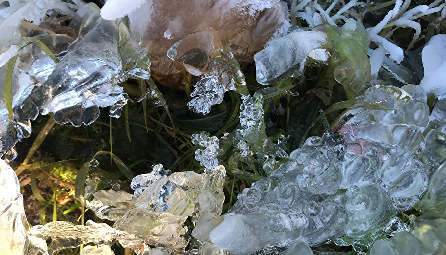 Kura Nehri'nin yüzeyi buz tuttu