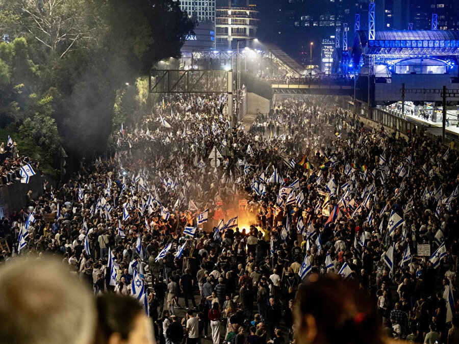 Netanyahu'nun Savunma Bakanı Gallant'ı görevden almasını protesto için Tel Aviv, Batı Kudüs ve Hayfa'da sokaklara dökülen binlerce İsrailli Netanyahu'dan istifasını talep etti.