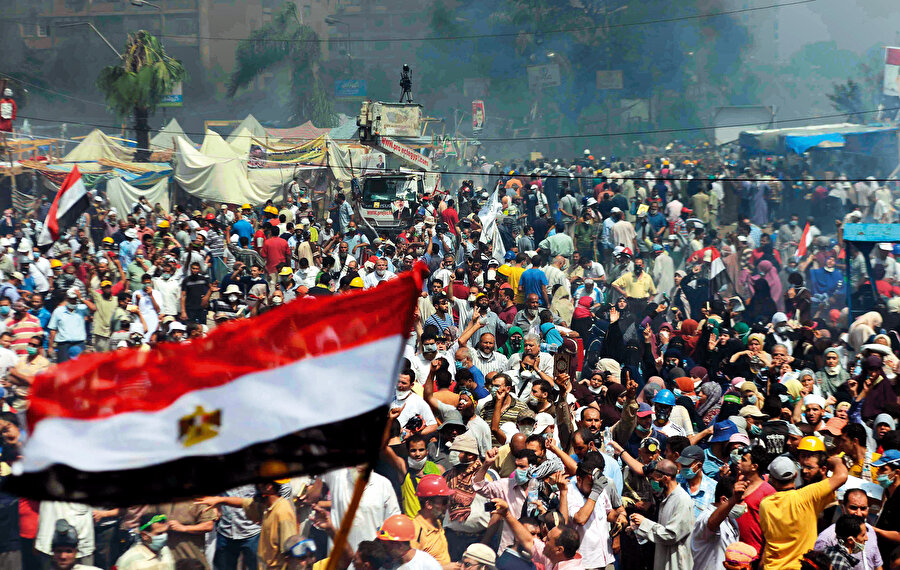 Darbeye karşı duran Müslüman Kardeşler ancak 1950’li yıllarda Cemal Abdülnasır dönemi ile karşılaştırılabilecek bir seviyede devlet şiddetine mâruz kaldı. Bir sivil toplum kuruluşunun yaptığı araştırmaya göre takip eden altı ay boyunca 2 bin 528 kişi protestolarda ve çatışmalarda hayatını kaybetti, 17 binden fazla kişi yaralandı, 19 bine yakın kişi tutuklandı.