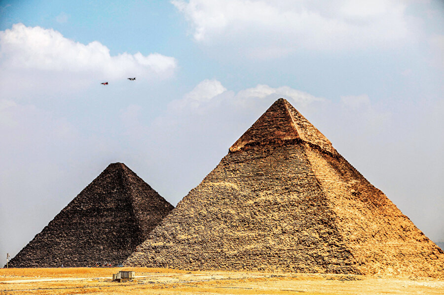 Hürjet piramitlerin üzerinde uçtu.