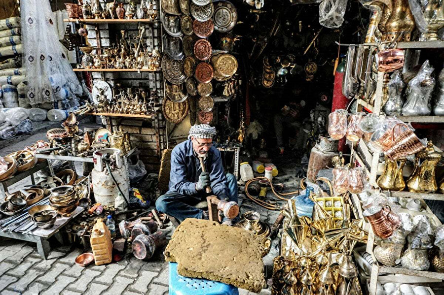 İstanbul ile Bağdat’ı çocukça bir mantıkla bütünleştirmiş, Bağdat’ı İstanbul’un bahçesi yapmıştım zihnimde.
