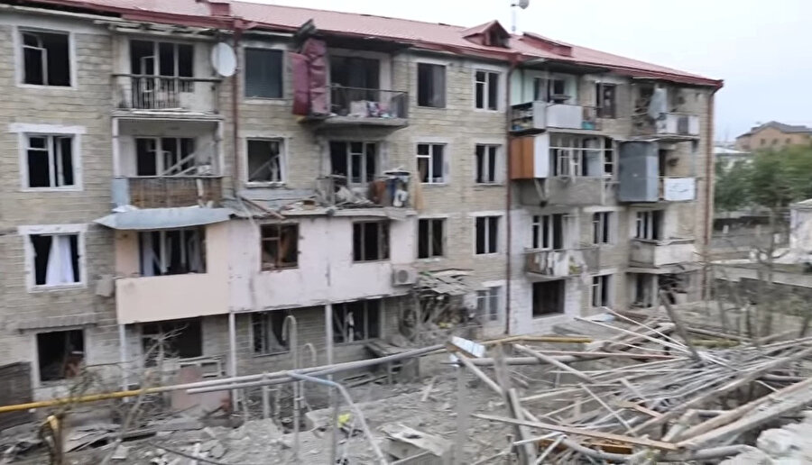 Dağlık Karabağ Cumhuriyeti'nin de facto başkenti Hankendi, çatışma sırasında yaşanan bombardımanlardan ağır hasar gördü.