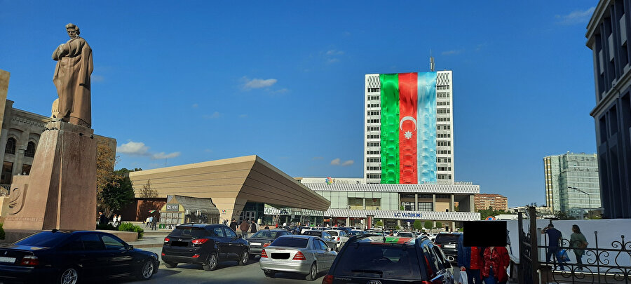Bakü'deki 28 Mayıs garının yakınında, Cafer Cabbarlı Meydanı'nda asılmış bir Azerbaycan bayrağı, 10 Ekim 2020.