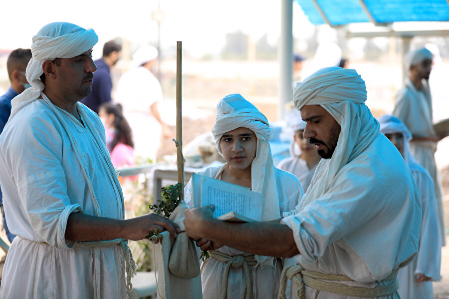 Tek tanrılı dine inanan Sabia Mendailer, Hz. Yahya'yı son peygamberleri olarak kabul ediyorlar. İnandıkları kitap ise Aramice yazılan Kenza Rebba.