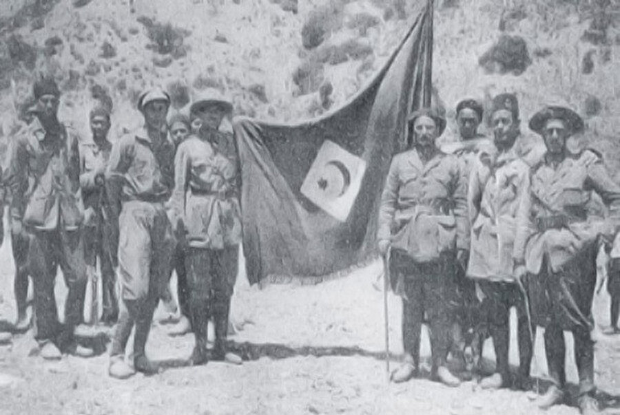 Rif Cumhuriyeti bayrağıyla poz veren Rif askerleri.
