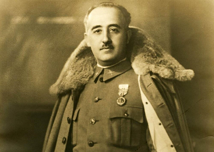 General Franco, 1936 yılında başlattığı askeri darbeyle İspanya'nın kontrolünü ele geçirmiş ve uzun yıllar boyunca gücünü muhafaza etmişti.