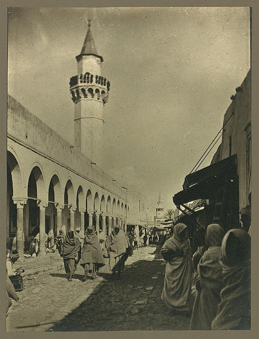 Osmanlı Devleti’nin Trablusgarp eyaletini 1711-1835 yılları arasında idareleri altında bulunduran Türk asıllı aileden ismi alan Ahmed Paşa Karamanlı Camii. Libya, 1900 civarı.