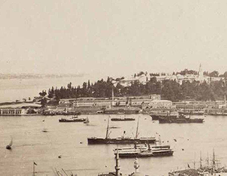 Kendi medeniyetini öğrenemeyen nesiller köksüzleşmiş, zamanla atalarının uğruna savaştıkları değerleri unutmuş; yetmemiş, atalarının savaştığı emperyalistlere benzemiş, benzemek için can atar hâle gelmişti.