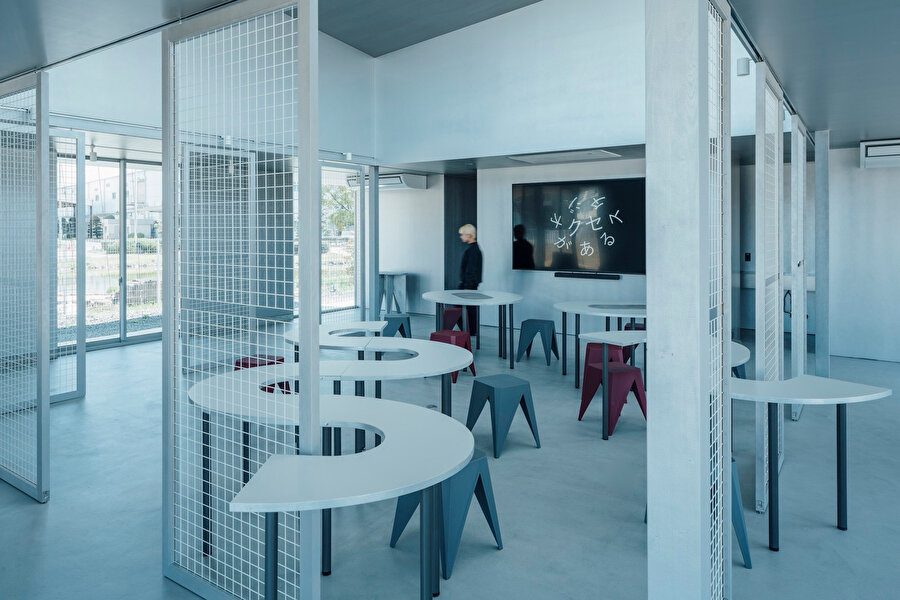 Kıvrımlı sergi masası. 