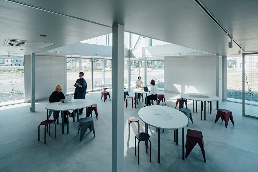 Sergi seperatörlerinin kaldırılmasıyla beraber salon ve koridor bütünleşik bir alan oluşturuyor. 