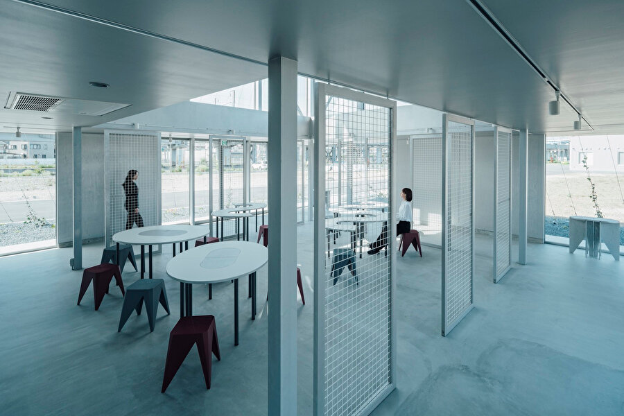 Taşınabilir tel örgü sergi seperatörleri. 