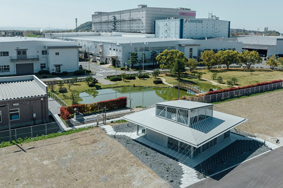 Stüdyonun boyutlarını ve çevresiyle olan ilişkisini gösteren fotoğraf. 