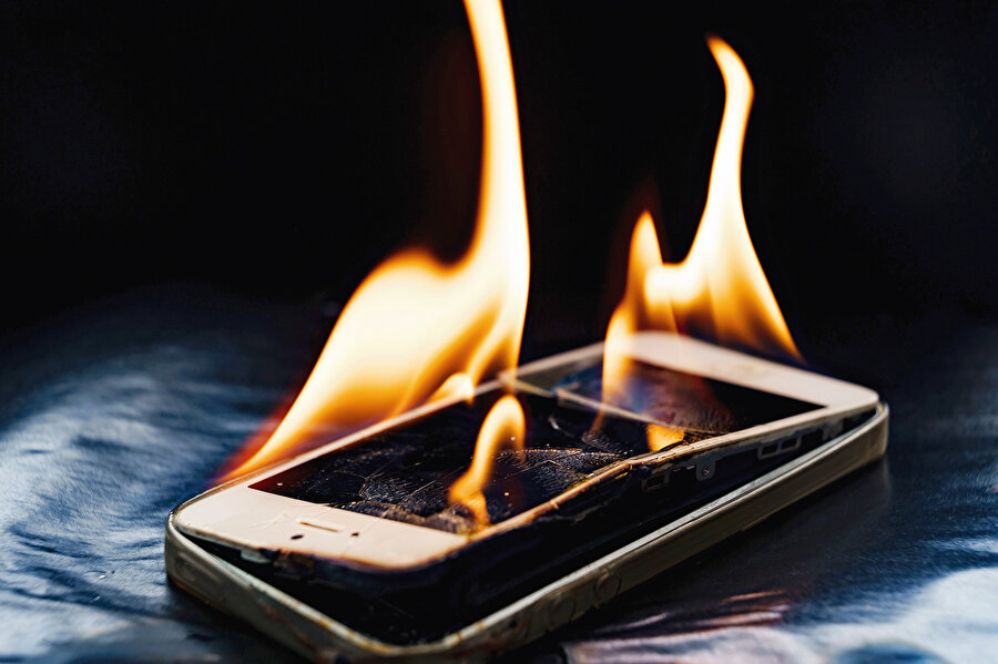 Güncellendiği kendi kaynakları ile sabit olan BMS yani batarya yönetim sistemlerinin uzaktan güncellenmemesi gerekir. Fakat son akıllı telefonlarda BMS uzaktan güncelleniyor. Bu çok büyük bir tehlike, çünkü BMS askeri amaçlı güncellenirse bataryalar aşırı yük ile patlatılabilir. Telefonlarda Li-ion piller kullanılıyor. Li-ion ise suyla sönmeyen kimyasal özellikler taşır.