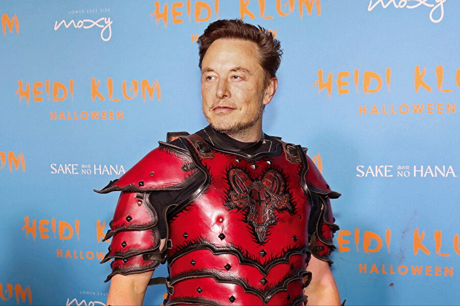 2022 yılında Cadılar Bayramı’nda giydiği göğsünde Baphomet kafası ve ters haç bulunan satanik kostüm.