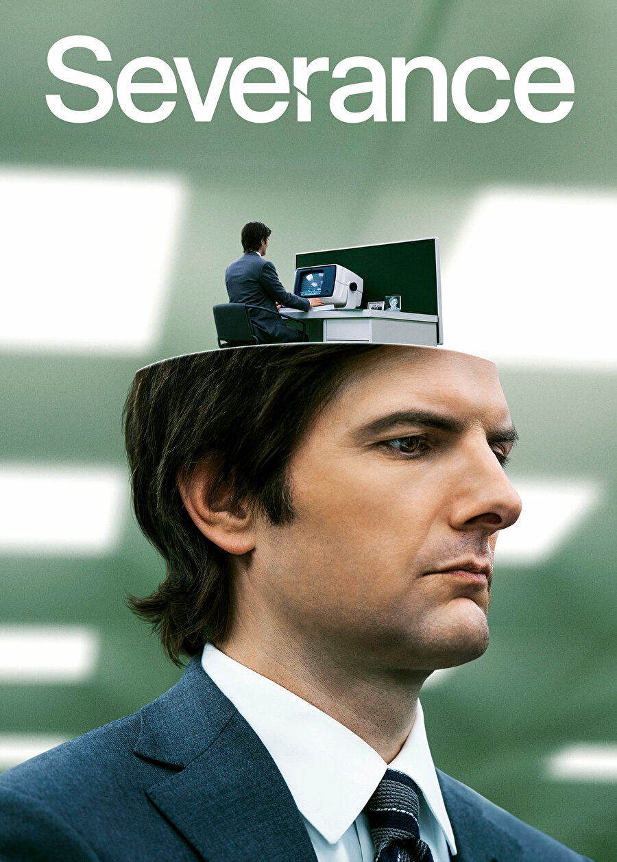 Severance dizisinde, Lumon Industries adlı şirketin çalışanları, beyinlerine yerleştirilen bir çip sayesinde iş ve özel hayatlarını tamamen birbirinden ayırıyorlar. Bu “ayrılma” prosedürü, çalışanların iş yerindeyken özel hayatlarını tamamen unutmalarına, evdeyken de iş hayatlarını hatırlamamalarına neden oluyor.