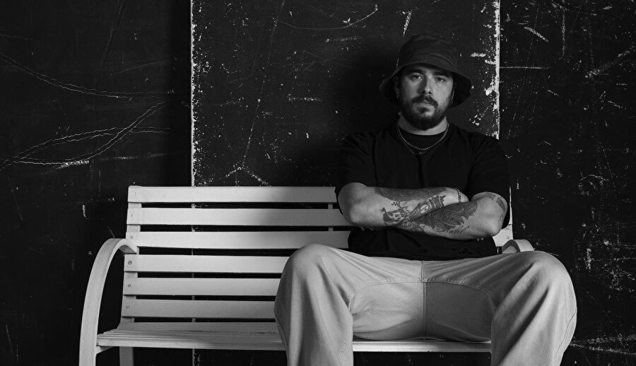 Denizli’ye giderken bir köyün içinden geçmiştik, o köyde derme çatma bir evin duvarında 