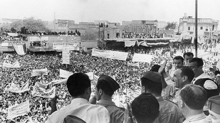 14 Temmuz 1958 tarihinde bir grup Arap milliyetçisi subayın organize ettiği askerî darbeyle 37 yıllık monarşi devrilmiş, Abdülkerim Kasım'ın başbakan olması ile de tarih sayfalarındaki yerini sonlandırmıştı.