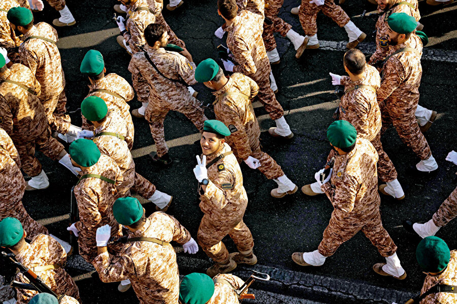 Ülkenin en küçük kasabasında bile İran- Irak savaşında ölenlerin devasa fotoğraflarını “şehit” olarak asan İran’a, elinde tuttuğu Irak, Suriye, Lübnan ve Yemen’den hiçbir sözde “şehit asker” cenazesi gelmiyor. Çünkü Molla Rejiminin İran dışında yönettiği kirli savaşta komuta kademesi dışında savaşan tek bir İranlı asker yok.