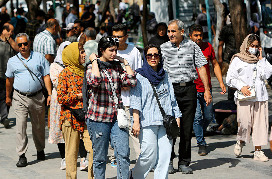 Korkunç hak ihlallerine konu olan Sünni Beluçlar ve Sünni Kürtler ile rejim muhalifi olan seküler kesimlerden tutuklu binlerce insanın rejim tarafından Kovid 19 pandemisinde sessizce ve toplu olarak katledildiğini bizzat tanıklarından işittim.
