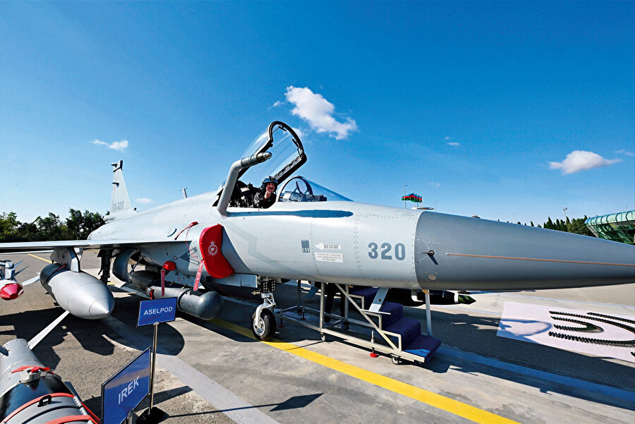 Azerbaycan JF-17 savaş uçaklarını teslim aldı.