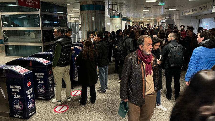 M2 Yenikapı-Hacıosman Metro Hattı'nda çıkan yangın kontrol altına alındı. Seferler normale döndü.