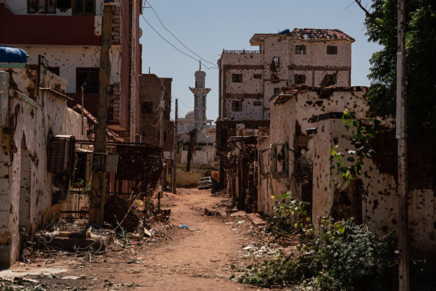 Sudan'da 19 aydır ordu ile çatışan HDK’nın kuşatmasındaki Cezira eyaletinin el-Hilaliyye şehrinde hayatını kaybedenlerin sayısının 450'ye yükseldiği bildirildi.