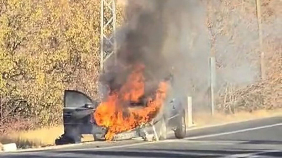 Yanan otomobil kullanılamaz hale geldi.