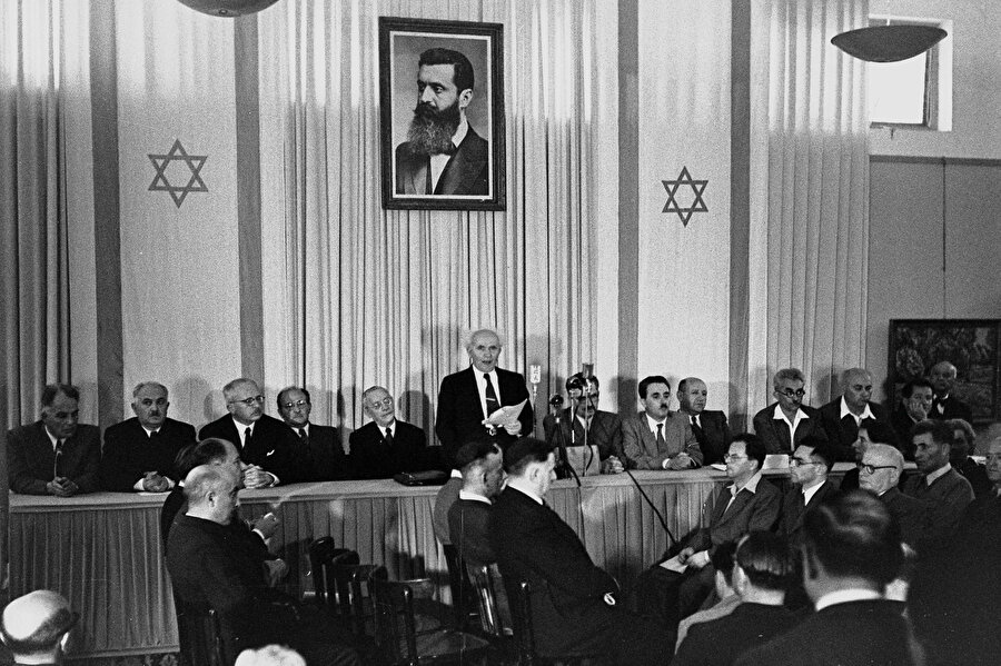 İsrail'in kuruluşu, 14 Mayıs 1948'de David Ben Gurion tarafından okunan bildirgeyle resmen ilân edildi.