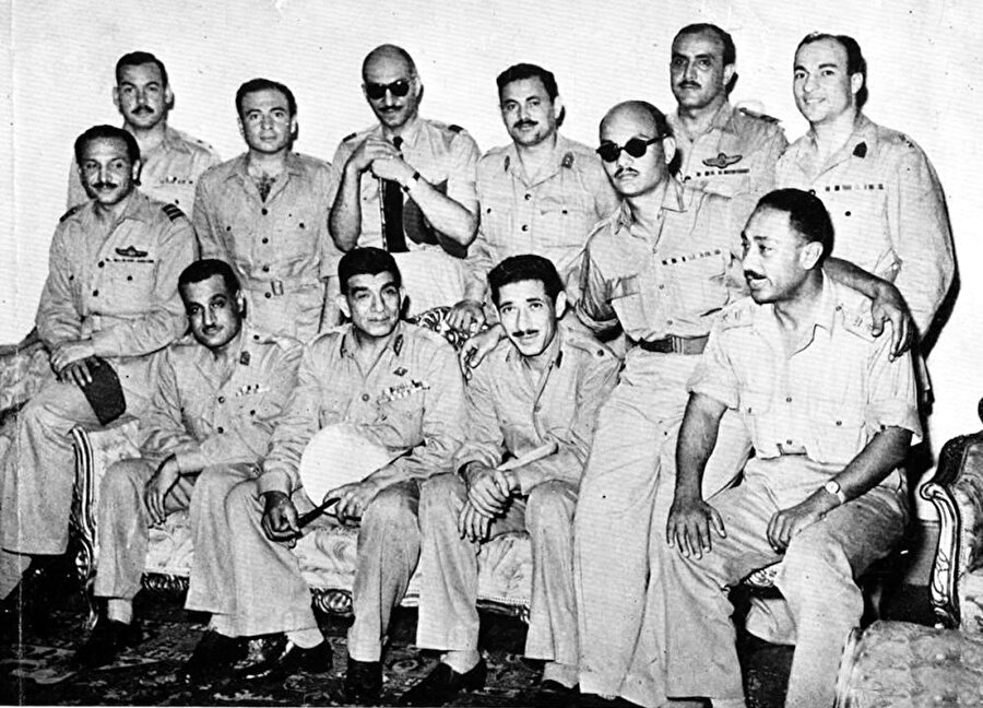 Aralarında Cemal Abdünnâsır ve Enver Sedat’ın da bulunduğu Mısır ordusu içindeki bir grup subay, kraliyet yönetimine karşı gizli bir yapılanma içinde “Hür Subaylar Hareketi”ni kurdu.