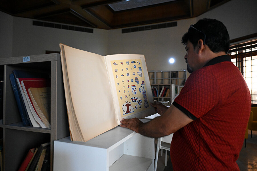 1992 yılında inşa edilen Irak'ın devrik lideri Saddam Hüseyin'in Başkanlık Saraylarından biri, zengin kaynakları olan bir kütüphaneye dönüştürüldü. 