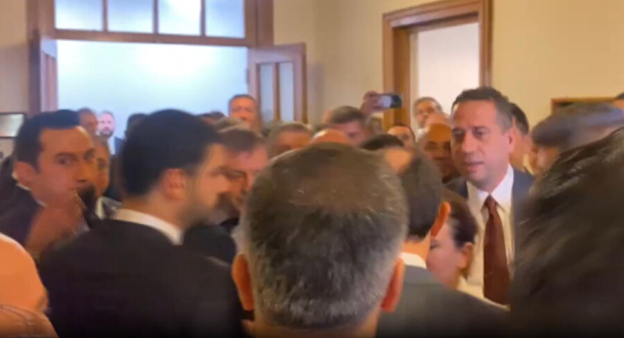 Bakan Yerlikaya, yaşanan gerginlikte salona güçlükle girebildi.