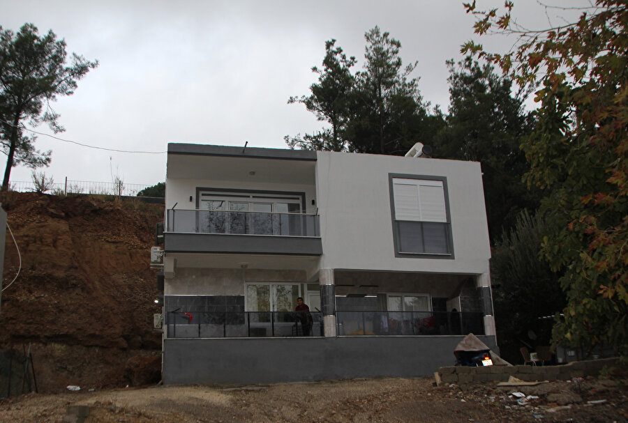 Antalya'da heyelanda kayan kaya parçası 2 katlı eve hasar verdi