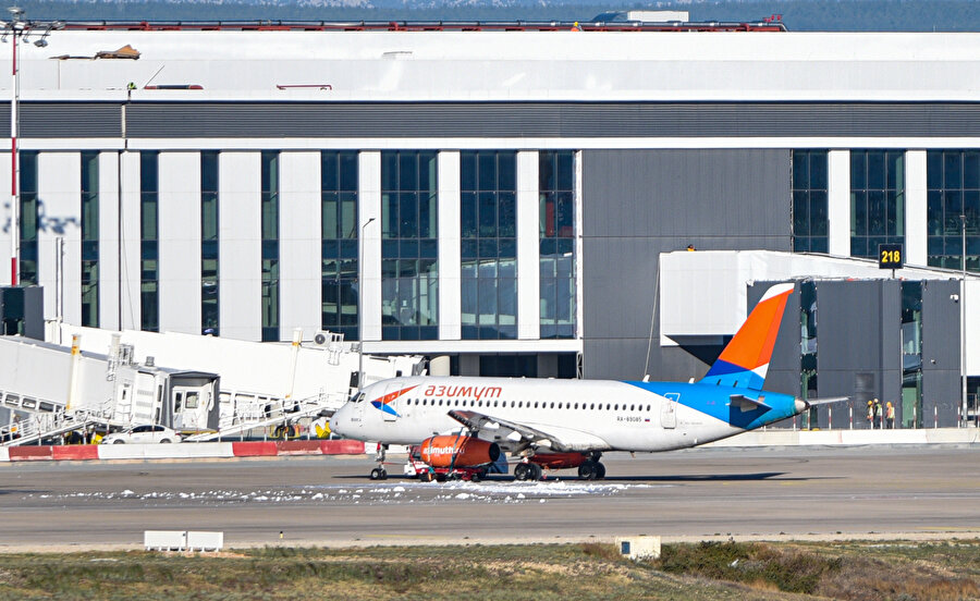 Rus hava yolu firması Azimuth Airlines'a ait SU95 tipi uçak.