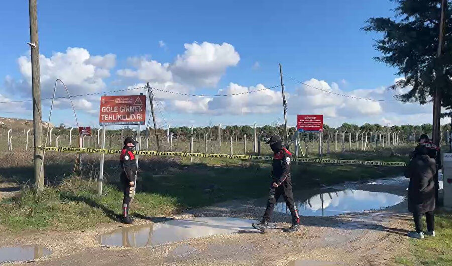 Polis ekiplerinin olay yerinde incelemesi devam ediyor.