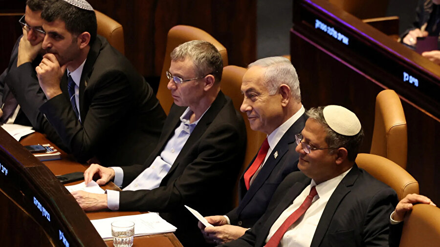 İsrail hükümeti, yetkililere sık sık Başbakan Netanyahu karşıtı eleştirileriyle gündeme gelen Haaretz gazetesini boykot emri verdi. Bakanların oy birliğiyle onaylanan kararla birlikte, gazetenin sayfalarında yayınlanan hükümet ilanları da durdurulacak. 