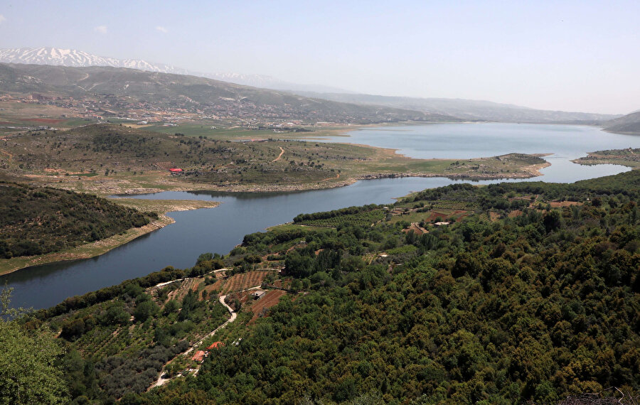 Lübnan'ın birincil su kaynağı olan nehir, Güney Lübnan ve Bekaa Vadisi tarımsal kalkınma planları için can damarı vazifesi görmektedir.