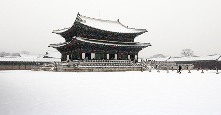Güney Kore'de kar fırtınasında 2 kişi hayatını kaybetti.
