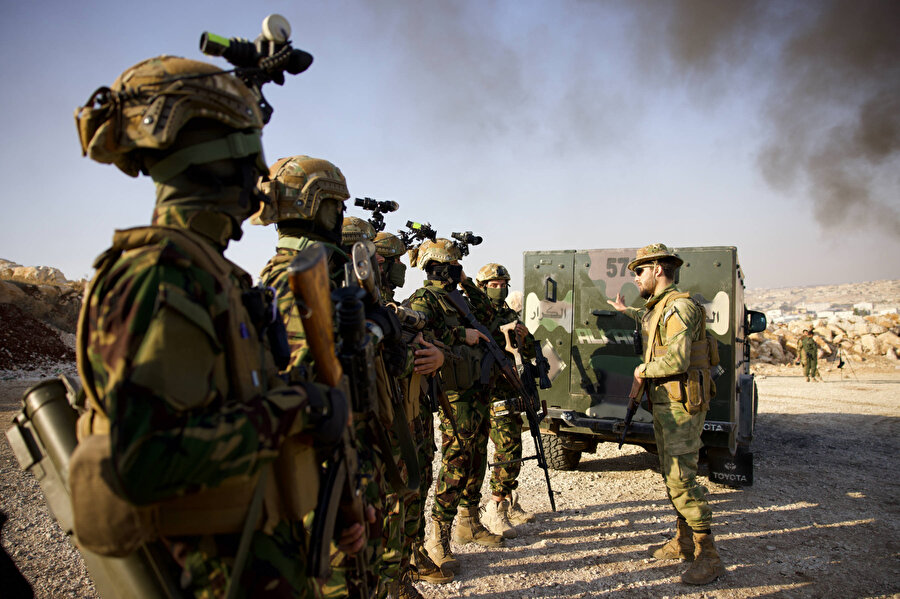 Çarşamba gününden bu yana sosyal medyada dolaşan görüntüler, HTŞ ve ona bağlı güçlerin önemli ilerlemeler kaydettiğini, geniş toprak parçalarını ele geçirdiğini ve Halep şehrinin dış mahallelerine doğru hızla ilerlediğini gösteriyor.