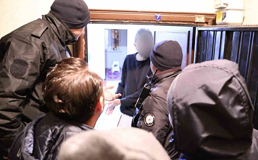 Merak edilen kişi kapıyı açarak, “Yatmak da mı sorun ya? Gelecek bir şey yok. Uykusuzdum yattım ya, ne var bunda, sıkıntı nedir yani? Kapkaççı gibi” dedi.