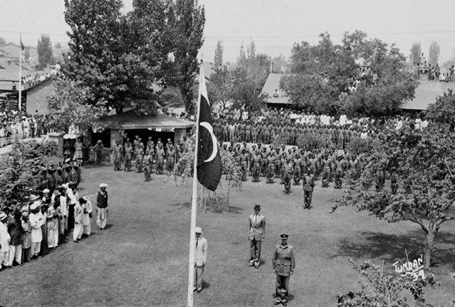 Britanya Hindistanı, 1947'nin 14 Ağustos'unu 15 Ağustos'a bağlayan gece resmen bağımsız olarak ikiye ayrıldı.