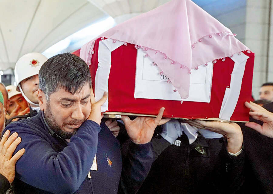 Şehit olan Zahide Güçlü Ekici'nin tabutuna eşi Yalçın Ekici omuz verdi.