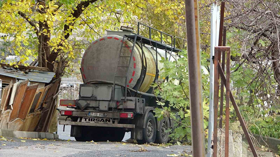Pendik’te tanker bariyerlere çarptı: Tuz ruhu yola döküldü