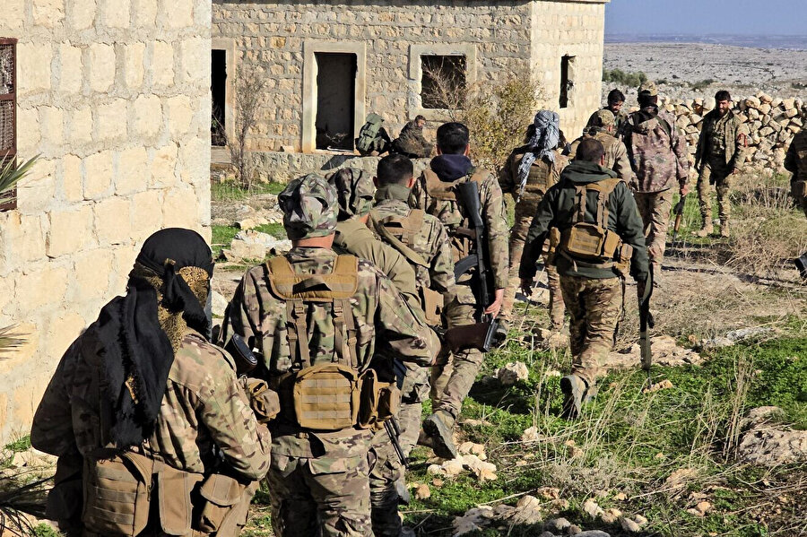 İran destekli gruplar, Irak üzerinden Suriye'deki Beşşar Esed rejimi güçlerine destek birlikleri gönderiyor.