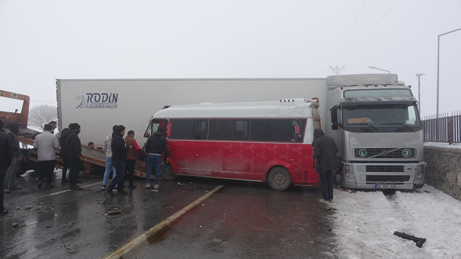 Bitlis'te 23 aracın karıştığı kazada 1'i ağır 31 kişi yaralandı