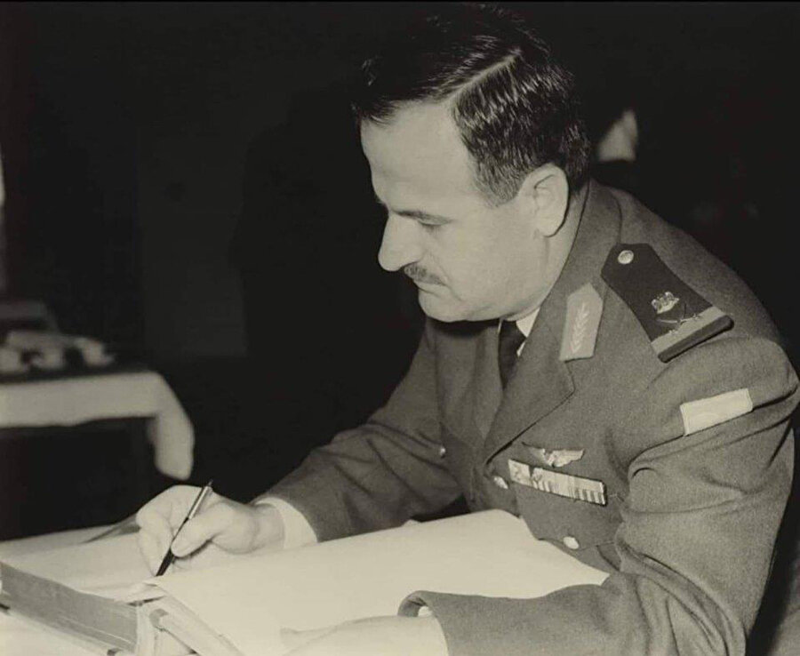 Hafız Esed, 1970'de yılında parti içi darbeyle iktidarı ele geçirerek, 1971'de Suriye Devlet Başkanı oldu. Yaklaşık 30 yıl iktidarda kalan Esed, ülkesini demir yumrukla yönetmiş, muhalefeti şiddet kullanarak bastırmış ve demokratik seçimleri reddetmiş bir liderdi.